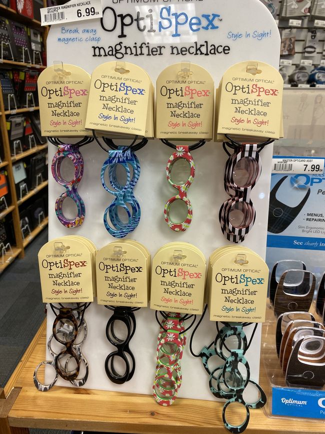 これも。<br /><br />普通に使えると思って、買おうか結構悩みました。<br />(老眼だからねー)<br /><br />こんなに日本語のお土産コーナーに、拡大鏡があるなんて、目が悪い日本人多いの？