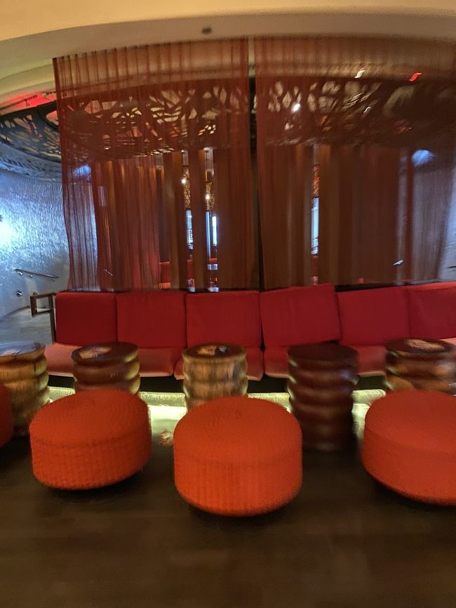 トロリー乗りながらここに行くのを決めました。<br /><br />お得なハッピーアワーの時間帯なので。