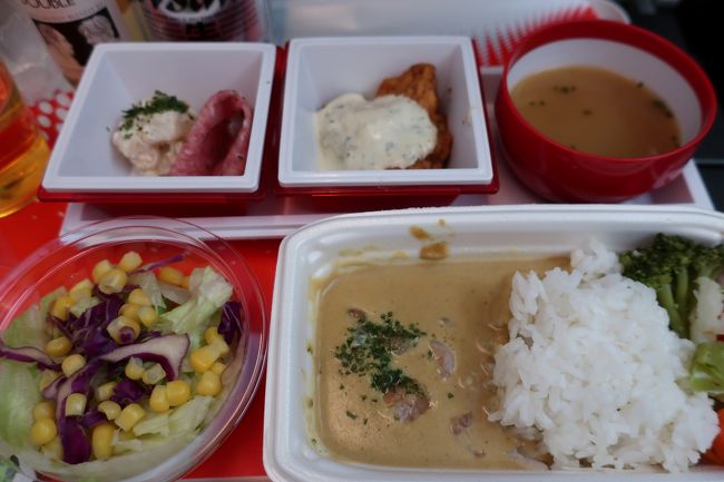 機内食のメインはグリーンカレー。マイルドでコクがあってかなり美味しかったです。