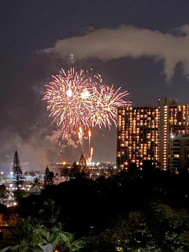 今日は土曜日なのに何故花火？