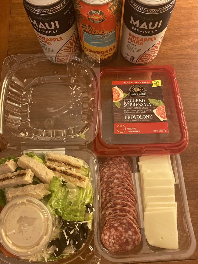 サラダとサラミ&amp;チーズ<br /><br />最終日の晩餐なのにね。<br /><br />夕方キムチチャーハン食べちゃってお腹そんなに空いてなくて。<br /><br />明日帰るので、パッキングしないと…<br />