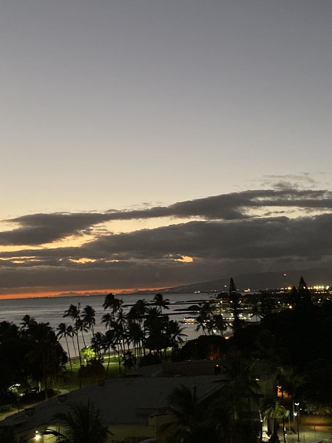 どんどん暗くなっていきます。<br /><br />そして、部屋に戻ってびっくり！<br />清掃が入ってない。<br />そういえは、起こさないで下さい札が入り口に落ちてたっけ。<br />取り忘れた？<br />清掃何時に来るか分からないし、昨日はシャワー中に来たりするから、札をかけておくようにしたんだっけ。<br /><br />ちゃんとしていてくれれば、札なんてかけなかったのに。<br /><br />タオル交換だけでもして欲しいので、フロント電話するけど、全然繋がらない。<br /><br />仕方ないから、フロントに行って交換のお願いしました。<br /><br />面倒くさっ！