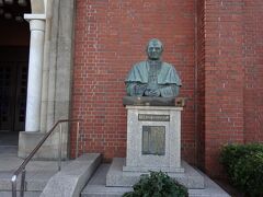  ヨハネ・パウロ２世の銅像。38年前に長崎に訪問されました。2005年4月2日にお亡くなりに。当時ローマに滞在していたのでバチカンへ出向き、聖遺物箱に入ったヨハネ・パウロ２世に謁見。とても優しいお顔でした。その後「聖人」に認定。