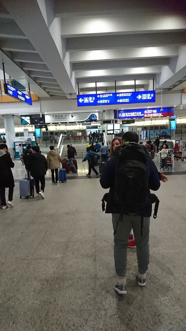 夜ご飯食べたら移動！空港内は案内がたくさんあって分かりやすかったです♪