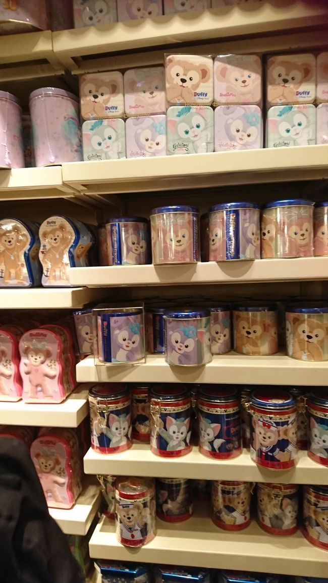 パレードを見た後はお土産探しに！<br />ダッフィーのお菓子類♪