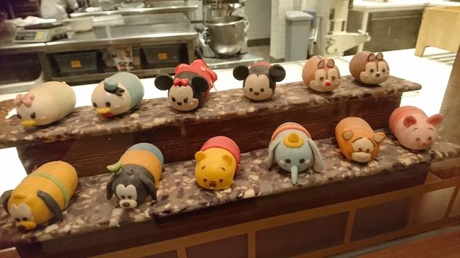 ホテルに帰り飲み物を買いに行くとディズニーツムツムの手作りのお菓子？が飾ってありました♪