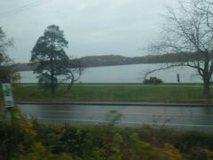 網走を出発して少しすると進行右側に網走湖が見えてきます。
昔の記憶では冬は凍結した湖面にわかさぎ釣りの方なんかが出ていた気がしますが、あいにく今日は雨交じりの天気。
