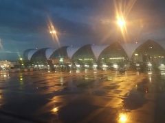 バンコクスワンナプーム空港トーチャーク！

路面濡れてれるんですけど。
