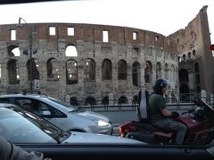 コロッセオが見えたらローマに来た気分がグッと上がります。