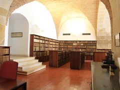 ジョアニナ図書館。
1724年に建てられました。装飾がすばらしい図書館ですが、そこは撮影禁止。
これらの写真はその前の撮影可能な部屋です。