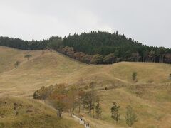 砥峰高原・・・約90haにススキが広がる、映画やドラマなどのロケ地に選ばれているドラマチックなスポット