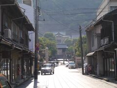 街の高台にある神社にお参りも忘れずに。
自然と古い町並み。両方が近いところにある鞆の浦散策でした。