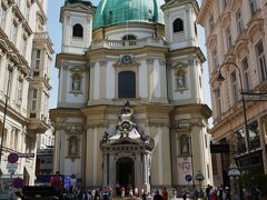ペスト記念塔を通り過ぎて最初の交差点を右に見ると、ウィーンで2番目に古い教会のペーター教会が見えます。