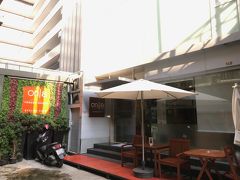 マンダレー便は翌日としていたため、バンコクに1泊。
どうしてもスクンビット沿いで駅近くのホテルを選んでしまう。
今回はナナ駅からすぐのホテル。