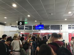 ドンムアン空港へは昨日の逆ルート、BTSとA1バスで。

前回の旅行時、１０時間トランジットで歩き倒したので、空港内地理は完璧。
５番ゲートは１Ｆ。