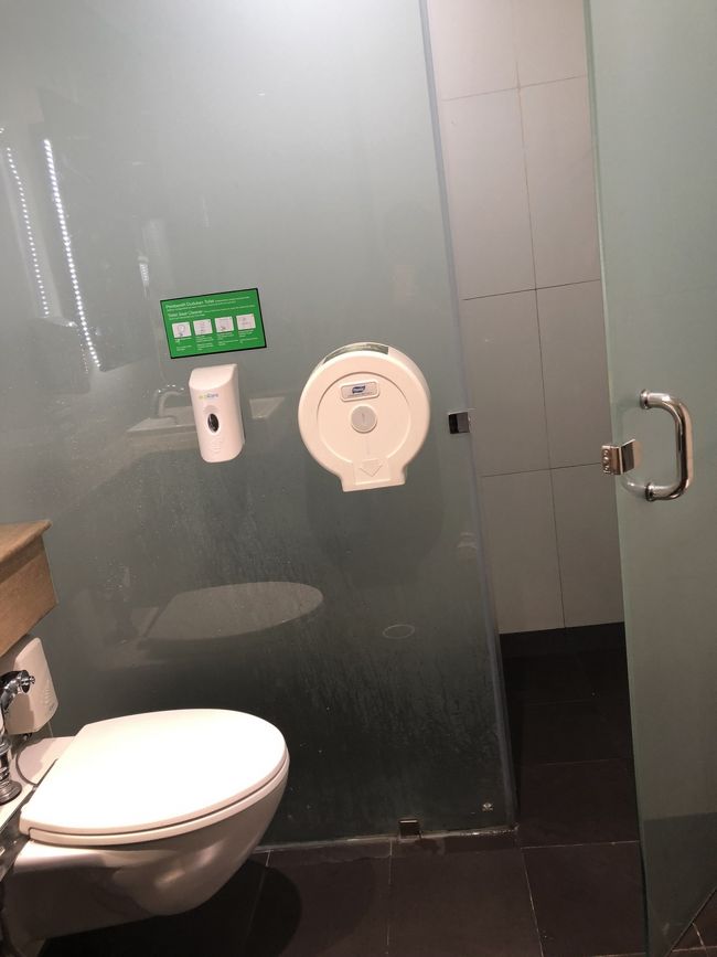 出発階には無料の個室シャワーがありました