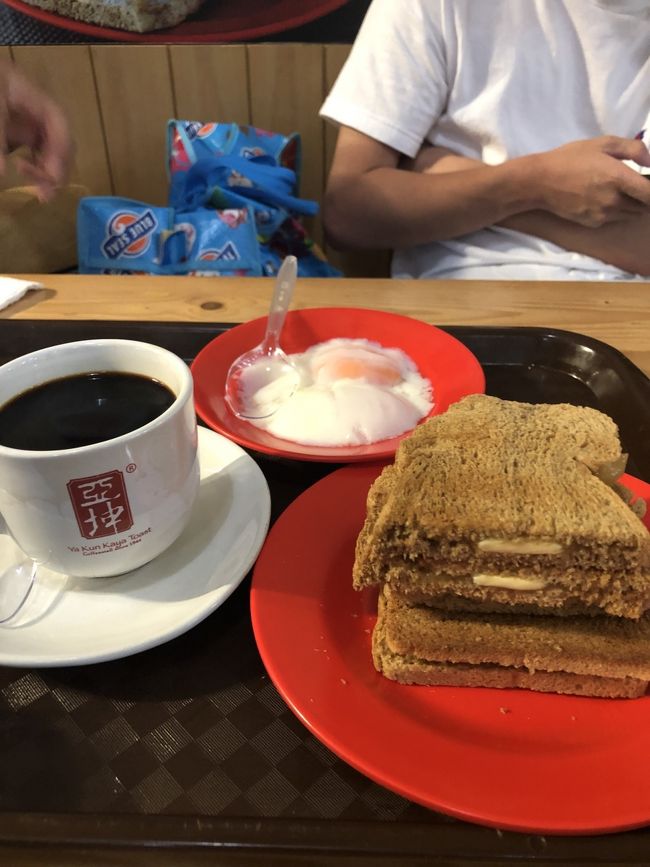 コンデンスミルク入りの甘いトーストを半熟卵につけて食べる不思議な食べ物でした