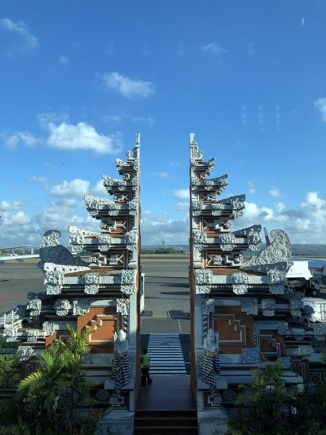 空港にある割れ門もかっこいい