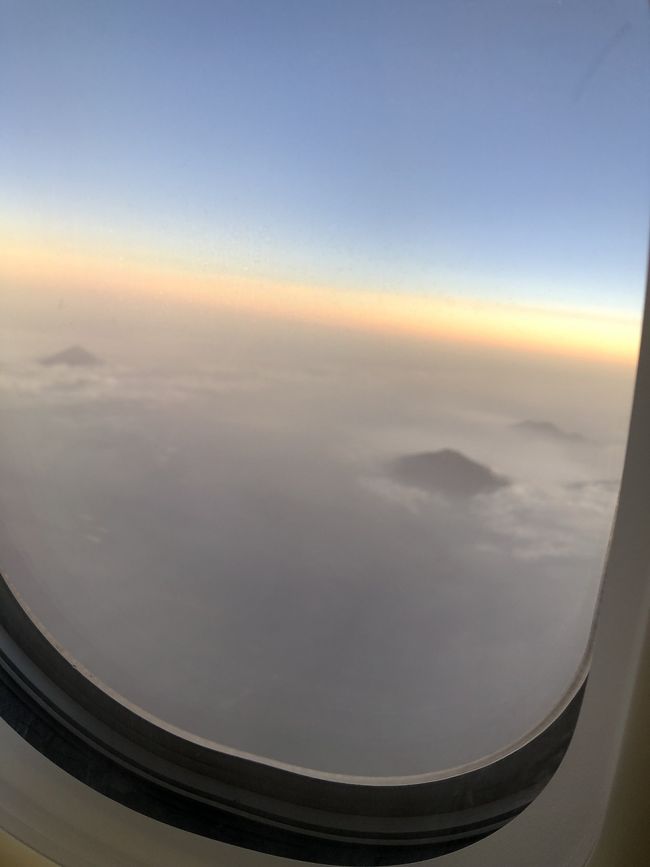 機窓から。高い山が点在。