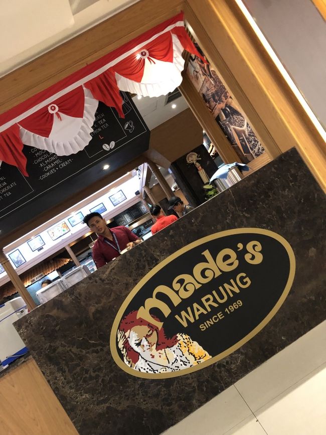 空港内には有名ワルンもあります