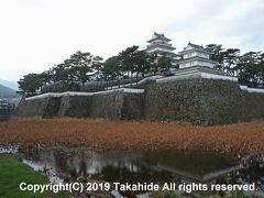 島原城

城の入り口は北側にあるので、駅から歩くとお濠を半周することになります。


島原城：https://ja.wikipedia.org/wiki/%E5%B3%B6%E5%8E%9F%E5%9F%8E
島原城：https://shimabarajou.com
島原城：https://www.city.shimabara.lg.jp/page934.html
島原城：https://www.nagasaki-tabinet.com/guide/298/
島原城：https://www.nagasaki-tabinet.com/junrei/296/