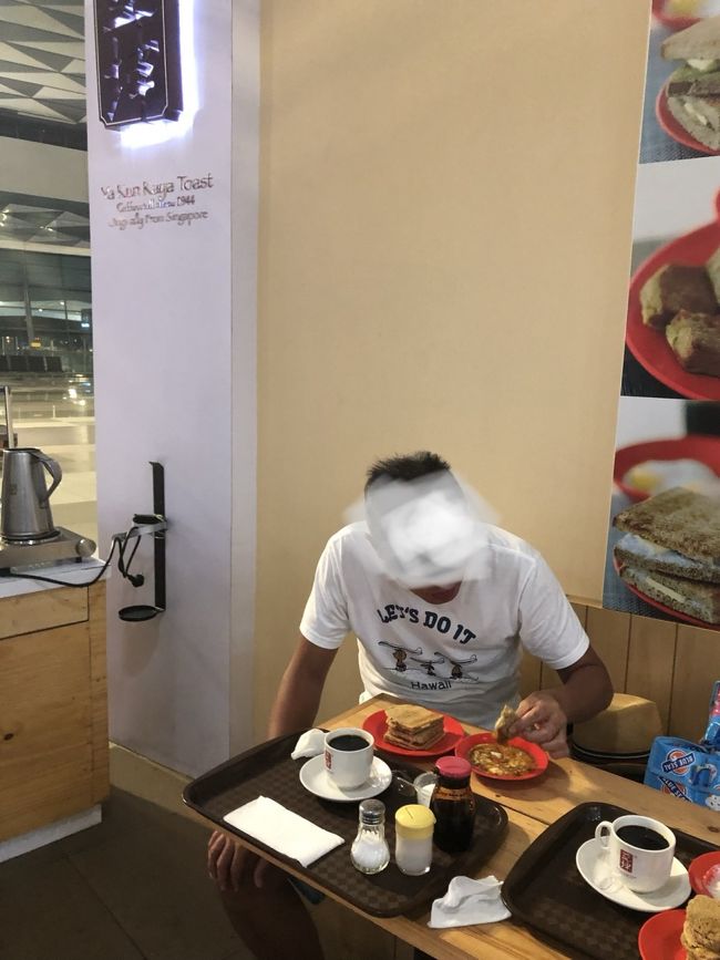 ジャカルタの空港内にあるシンガポール名物カヤトーストの有名店「Ya Kun Kaya Toast」に入店。