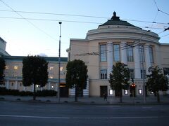 ２つ上の写真でエストニア通り、上の写真のところでエストニア停留所と書きましたが、その由来はこのエストニア劇場です。現在でもこのバス停はエストニア停留所ですが、知らないとエストニアってどこのバス停だ？？と疑問に思ってしまいそうです。
建物はロシア帝国時代の１９１３年に完成しましたが１９４４年３月にソビエト空軍の空爆により大きな被害を受け現在の物はソビエト占領下の１９４７年に再開したものとなります。