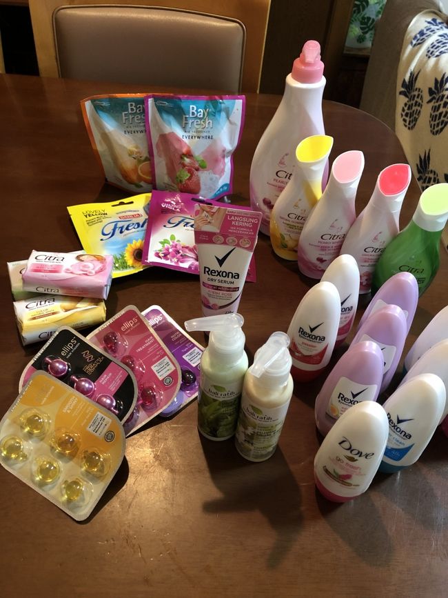 ばらまき用のおみやげ。エリップスは定番。ボディクリームのチトラは香りが良くかなりのお気に入り。