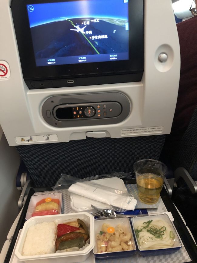 石垣島上空で朝食。長い時間揺れていたので食事時間がズレたようでした