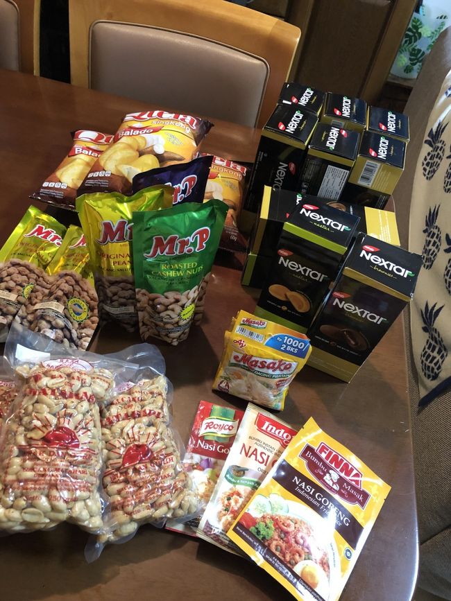 身内や会社用のおみやげ。ナシゴレンの素は自宅用。