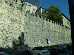 バスの終点、San Marino P.le Calcigni Park 1A bus　に到着です。
10メートルはあろうかという城壁がお出迎えです。