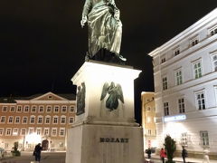 モーツァルトの像。また、明日の昼間にきます。