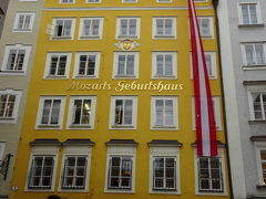 モーツァルトの生家
Mozarts Geburtshaus

ザルツブルク旧市街で最も繁華な小路となっているゲトライデ通りGetreidegasseの9番地にある。この通りは、店の装飾的な鉄細工の看板が連なり、目を楽しませてくれる。
目立つ黄色の建物に中央に「モーツァルトの生家(ドイツ語)」と書かれている。
　1756年1月27日にヴォルフガング・アマデウス・モーツァルトが誕生したといわれる家 (Mozarts Geburtshaus) は黄色い建物の4階にあり、現在はモーツァルト記念館として残されている。
ちなみにこことは別に「モーツァルトの家」が川を渡った新市街側にある。どちらも小規模だが、モーツァルトが好きな人にはたまらない場所で、彼ゆかりの品が飾られている。両方とも日本語のオーディオガイドあり。

写真撮影禁止。なので、内部の写真の掲載はありません。