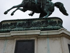 さらに中庭の外に出るとヘルデンプラッツ(Heldenplatz、訳すると英雄広場)、歴史的にも重要な場所で、1938年3月15日、アドルフ・ヒトラーがオーストリアのナチス・ドイツ併合を発表したところ。
ここには左右対称に２つの銅像が立っており、写真は外に向かって右側の騎馬像。