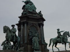 Maria-Theresien-Platz
マリアテレジア広場。
最後に忘れてはならないこの人。Wikiより。
マリア・テレジア （独: Maria Theresia, 1717年5月13日 - 1780年11月29日）は神聖ローマ帝国のローマ皇帝カール6世の娘で、ハプスブルク＝ロートリンゲン朝の同皇帝フランツ1世シュテファンの皇后にして共同統治者、オーストリア大公（在位：1740年 - 1780年）、ハンガリー女王（在位：同じ）、ボヘミア女王（在位：1740年 - 1741年、1743年 - 1780年）で、ハプスブルク帝国の領袖であり、実質的な「女帝」として知られる。
オーストリア系ハプスブルク家の男系の最後の君主であり、彼女の次代から、つまり子供たちの代からが正式に、夫の家名ロートリンゲン（ロレーヌ）との複合姓（二重姓）でハプスブルク＝ロートリンゲン家となる。なお、マリア・テレジア本人が好んで使用した称号（サイン）は「Königin（女王）」と「Kaiserin（皇后）」の頭文字を取った「K.K」であり、以後のハプスブルク家で慣例的に用いられるようになった。
　当時の王族としては珍しく、初恋の人である夫フランツ・シュテファンとは恋愛結婚で結ばれ、夫婦生活は非常に円満だった。フランツは時折、他の女性と浮き名を流すことがあったが、政治家として多忙な彼女はそれらを把握した上で容認した。また、夫が亡くなると、彼女はそれまで持っていた豪華な衣装や装飾品をすべて女官たちに与えてしまい、以後15年間、自らの死まで喪服だけの生活を送った。
多忙な政務をこなしながら、フランツとの間に男子5人、女子11人の16人の子供をなした。末娘マリア・アントーニア（マリー・アントワネット）は、ルイ16世と結婚し、フランス王妃となり、そして、フランス革命でギロチンにかけられる。
