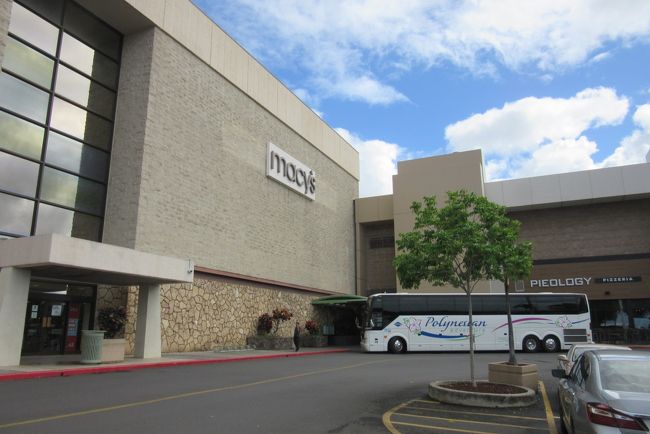 バス停降りて、一番奥にあるMacy's脇のドアを。<br />そこにショッピングモールとフードコートが。<br /><br />・・・そこが会場のはずだったんです。<br />やってなくて、びっくり！<br />インフォメーションで場所を確認すると、もう1つのショッピングモールなんだそーで。。<br /><br />・・・水田を越えない、手前のバス停の方でした。<br /><br />何を見に来たのか。。<br />↓は昨年9月のものです。