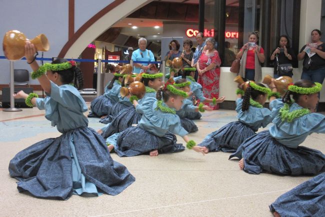 フラを捧げます。<br />フラは、もともとハワイの神々や王家に捧げる神聖なものですから。<br /><br />で、このイベントは、「ケイキ・ホオラウレア」と言います。<br />こちらは自分が降りたバス停側のショッピングモールで開催。<br />これが本当は見たかったんです。<br /><br />ですけど、今回訪れたのは午後の部。よって会場も変わってしまい、想像した内容とは大きく違うものに。。