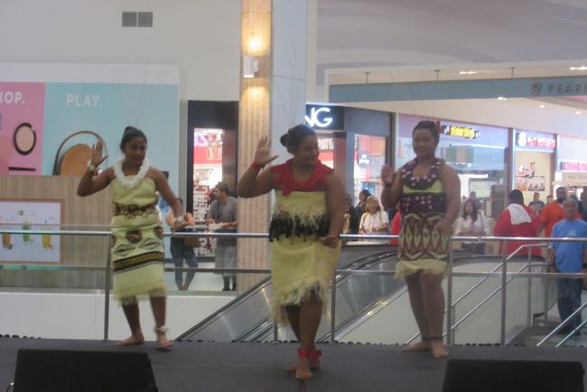 ・・・ローカル感たっぷり。午前の部がしっかり練習を受けた本格的なケイキ・フラなら、午後の部は地元の女の子たちのフラ。正直上手いとかそういうものではなく、盛り上がってるのはご家族・ご親戚と言った感じ。<br />「踊りたい」と言ったら、踊れるんじゃないですかね～<br /><br />・・・痛い足を引きずりながら向かっただけに、ちょっと残念な結果に。<br />アラモアナへ戻ります。やって来たのは、、