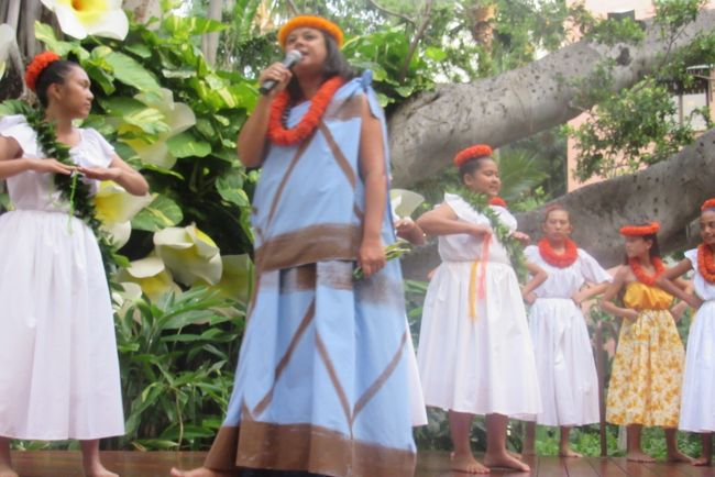 土曜日の18時、カヒコ・フラ（古典フラ）が開催。<br />ここで、フラにかかわる用語のことでも。<br /><br />カヒコは古典なので、ハワイ語のみ。<br />それに対してよく知られてる優雅なフラはアウアナ・フラ（現代フラ）。<br />こちらは英語です。<br /><br />↑でマイクを握ってる女性はクムと言います。フラ・スクールを主催する先生。そのスクールのことを、ハラウと言います。<br /><br />あとは楽器ですけど、音楽としてひょうたんを叩くのをよく見ると思いますけど、１つの丸いひょうたんだけのを「イプ」、２つ丸いやつがつながったやつは「イプへケ」<br />・・・ 俺が知ってるのは、これくらい(￣▽￣)ゞ<br />でも、知ってる知ってないで、ちょっと変わってくると思います。<br /><br />・・・ラッキー♪