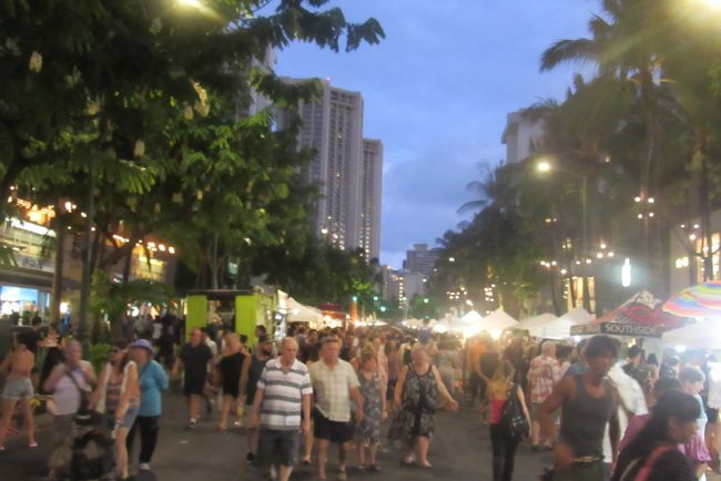 カラカウア通り、歩行者天国やってました。<br />名称は何だったか？アロハフェスの一環ではありません。<br /><br />販売されていたプレートランチにはこんなのが。