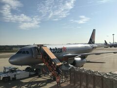 京成線に乗って成田空港駅へやってきました。これから関西空港へ向かいます。
シップはJA02JJです。
就航と同時に導入された機材です。ちょっと前にピーチでは就航時の機材を返却したとニュースになっていましたが、ジェットスターは返却しないんですね。