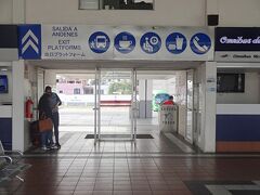 グアナファト　バスターミナル
長距離バスの時間を見て、やはりETN社のバスチケット購入
１０：５０発のメキシコシティ北バスターミナル行き、１６７０ペソ（２人）
日本語で出口プラットフォームと書かれている（そんなに日本人多いかなあ～）
街でほとんど日本人合わなかったけど。