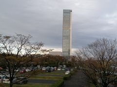 ピアから雨上がりの道を歩いて、朱鷺メッセを目指します。