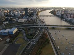 入場無料で、四方八方の景色が見放題！

南の窓から見える、夕暮れの萬代橋。