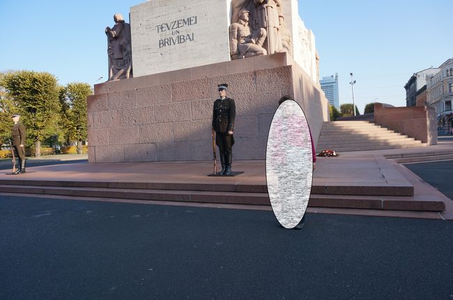 1935年に設置されて以降、ラトビアの自由、独立、主権のシンボルとして大切にされ、現在も24時間体制で衛兵による警護がされている。