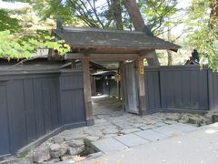 　岩橋家の武家門です。表札には「武家屋敷　岩橋家　秋田県指定史跡」とありました。黒い板塀が印象的です。