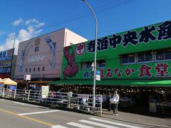 よく言い聞かせて、カゴのせんべいを半分に。

新潟市方面に折り返し、寺泊の魚の市場通りへ。