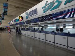 トラケパケのバスターミナル
グアダラハラの中心となる長距離バスターミナルです。
今回デラックスバス会社の一つETN社でチケット購入。（１３２０ペソ２人）
メキシコの口コミで色々書かれているいるように、事前に日本からチケット購入を試みましたがやはり最後エラーとなり購入出来ませんでした。
同じカードで現地は問題無し。
多分オンラインでの決済時発行元をチェックしているのか？な？