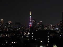 12階のエレベーターホールより東京タワー。
青・白・赤・黄・緑の縦縞の幕「五色幔幕」をデザインモチーフにした天皇陛下御即位奉祝ライトアップ。