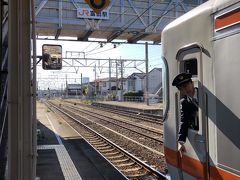 JR富田駅に着きました。
到着前に、先頭車両一番前のドアから降りてくださいとのアナウンスがあり、切符や定期券等での乗客は運転手が確認するようです。
manaca等交通系カードは、目視するだけで駅構内の機械にタッチするとか。
乗り慣れていない素人には良く分からない仕組みです。